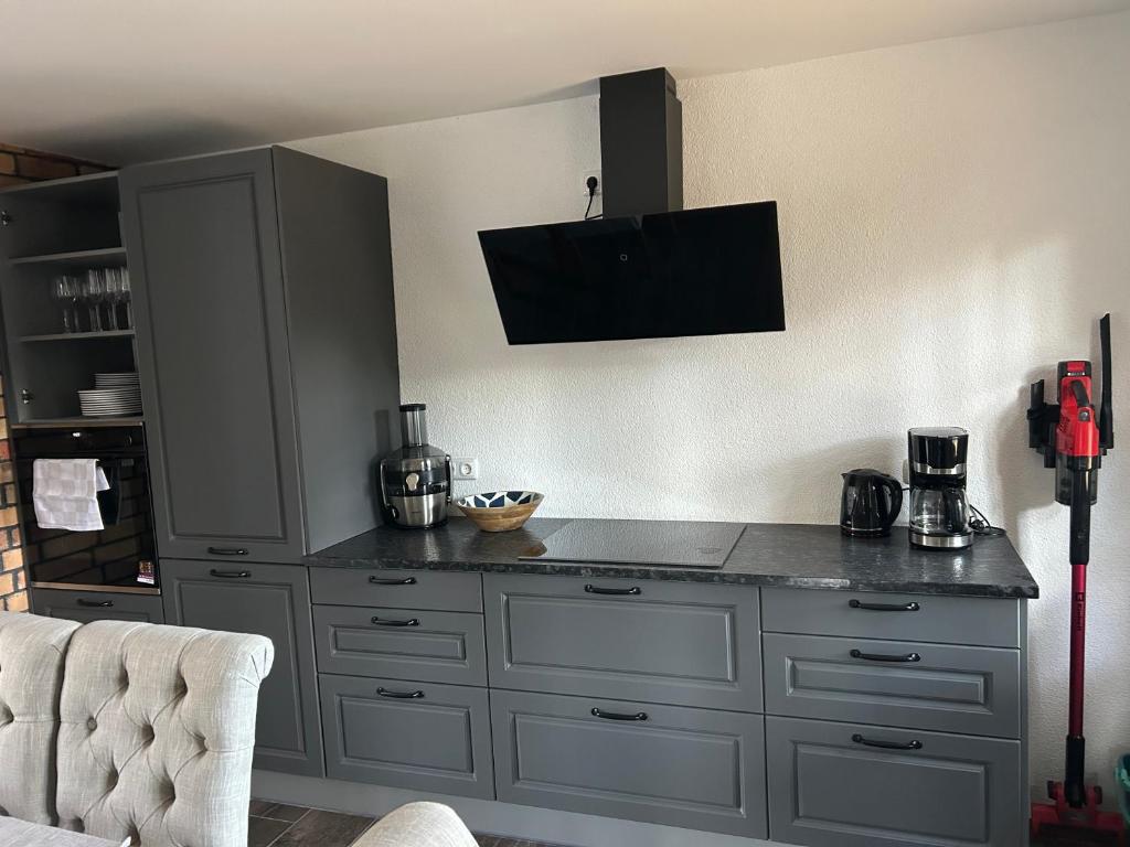 Badezimmer mit WC und Schrank