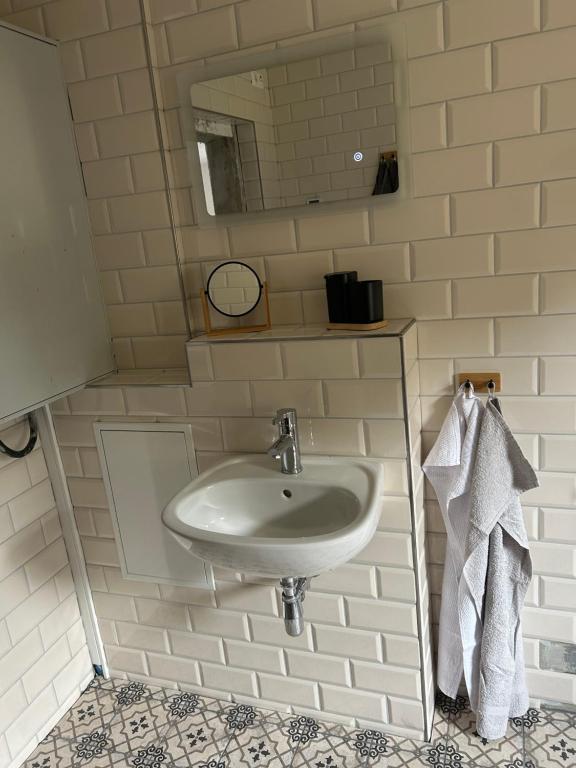 Wohnzimmer mit Sofa und Klimaanlage