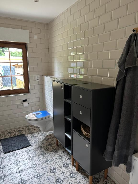 Badezimmer mit Waschbecken und Fliesen